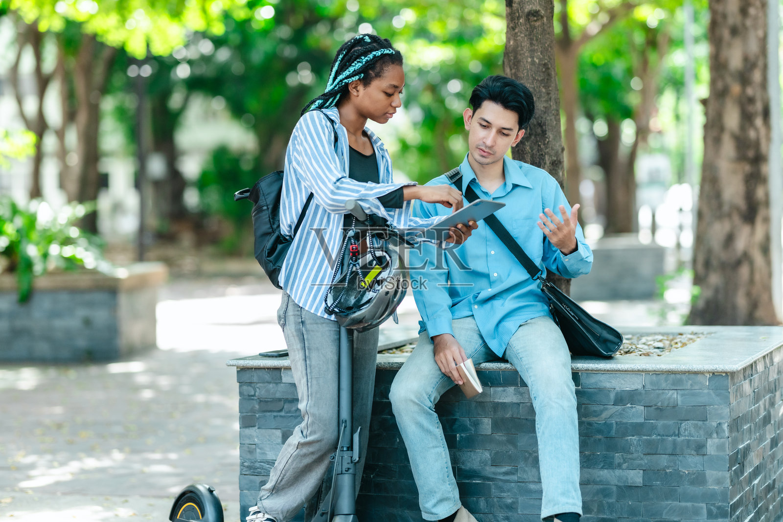 大学生在户外讨论项目照片摄影图片