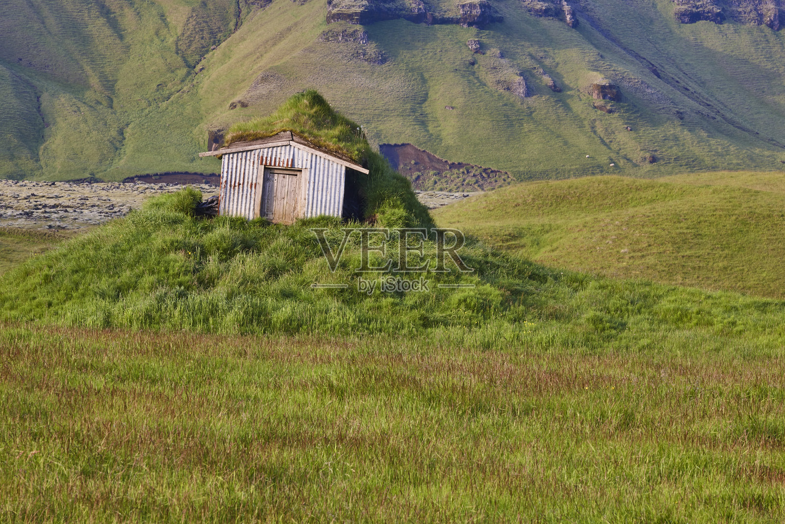 冰岛乡村风景中的传统避难所。户外冰岛照片摄影图片