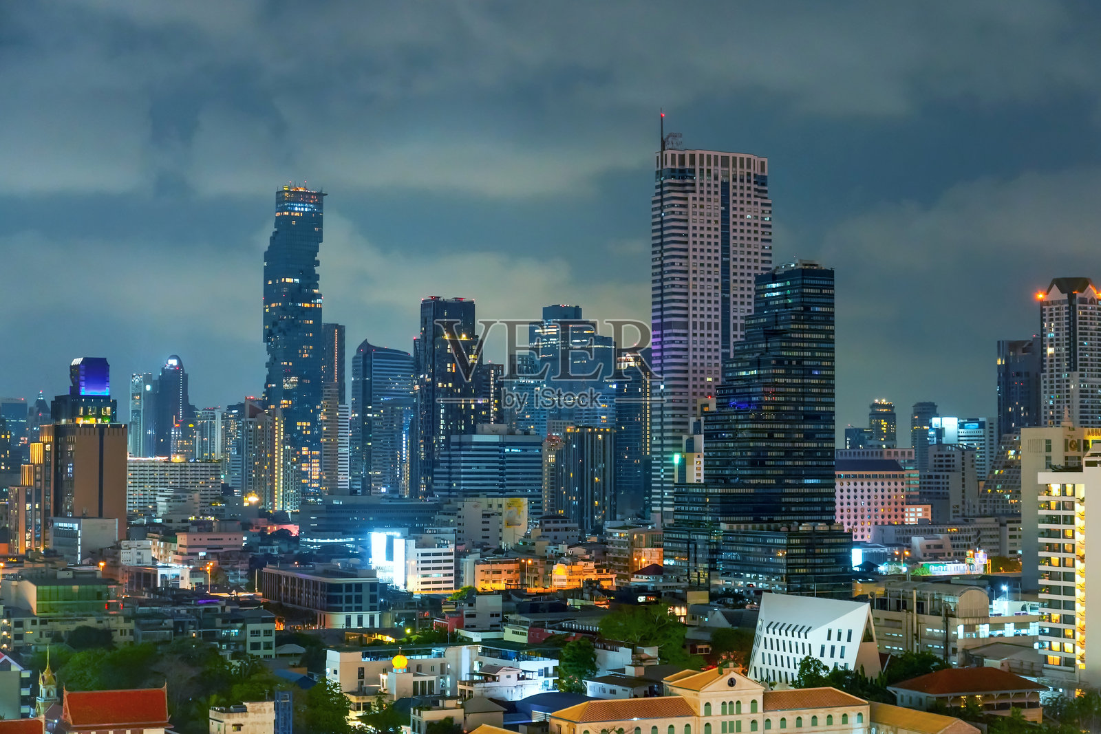 曼谷城市风光。黄昏时分商业区的曼谷夜景照片摄影图片