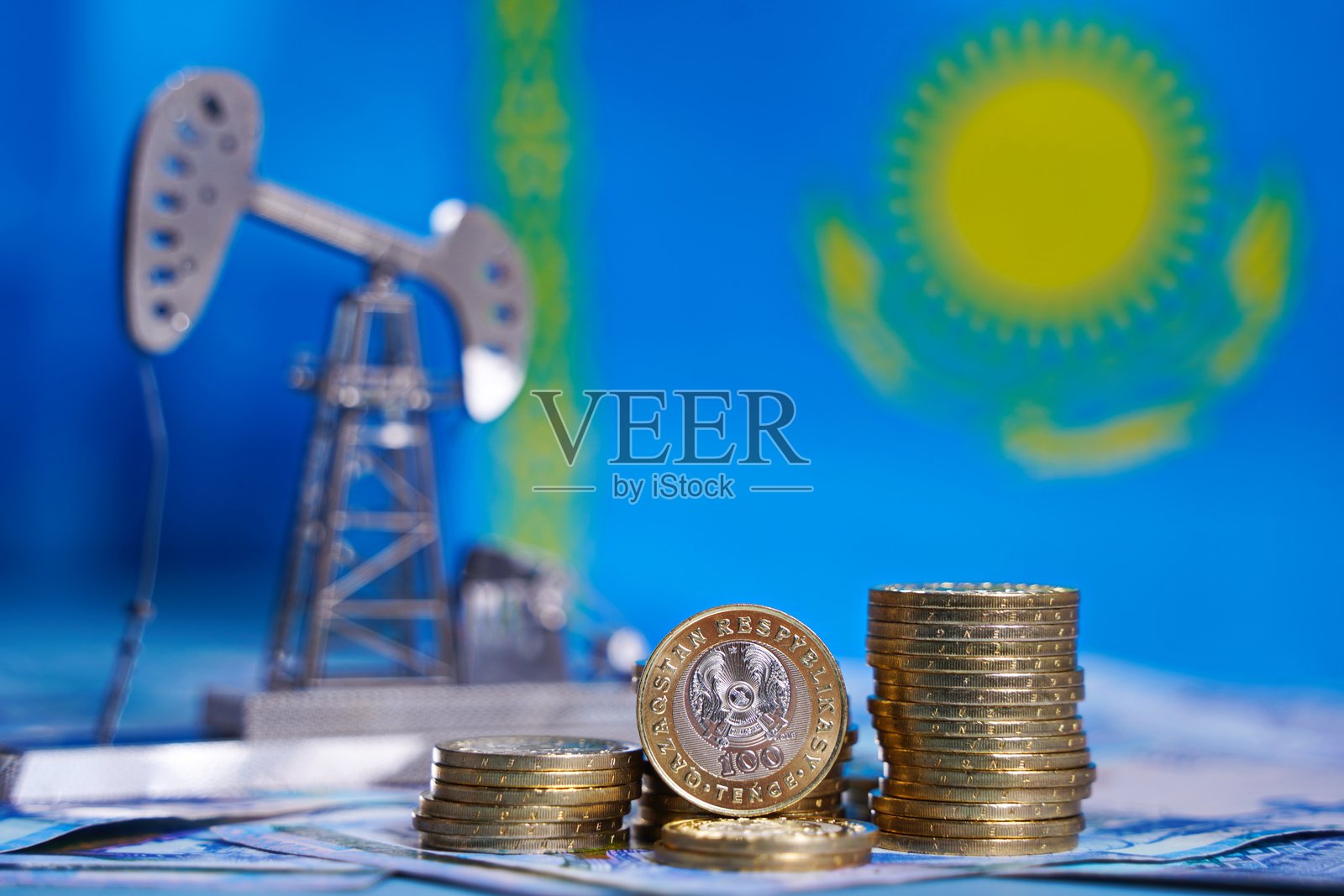 硬币，腾格纸币，背景是摇椅和哈萨克斯坦国旗。照片摄影图片