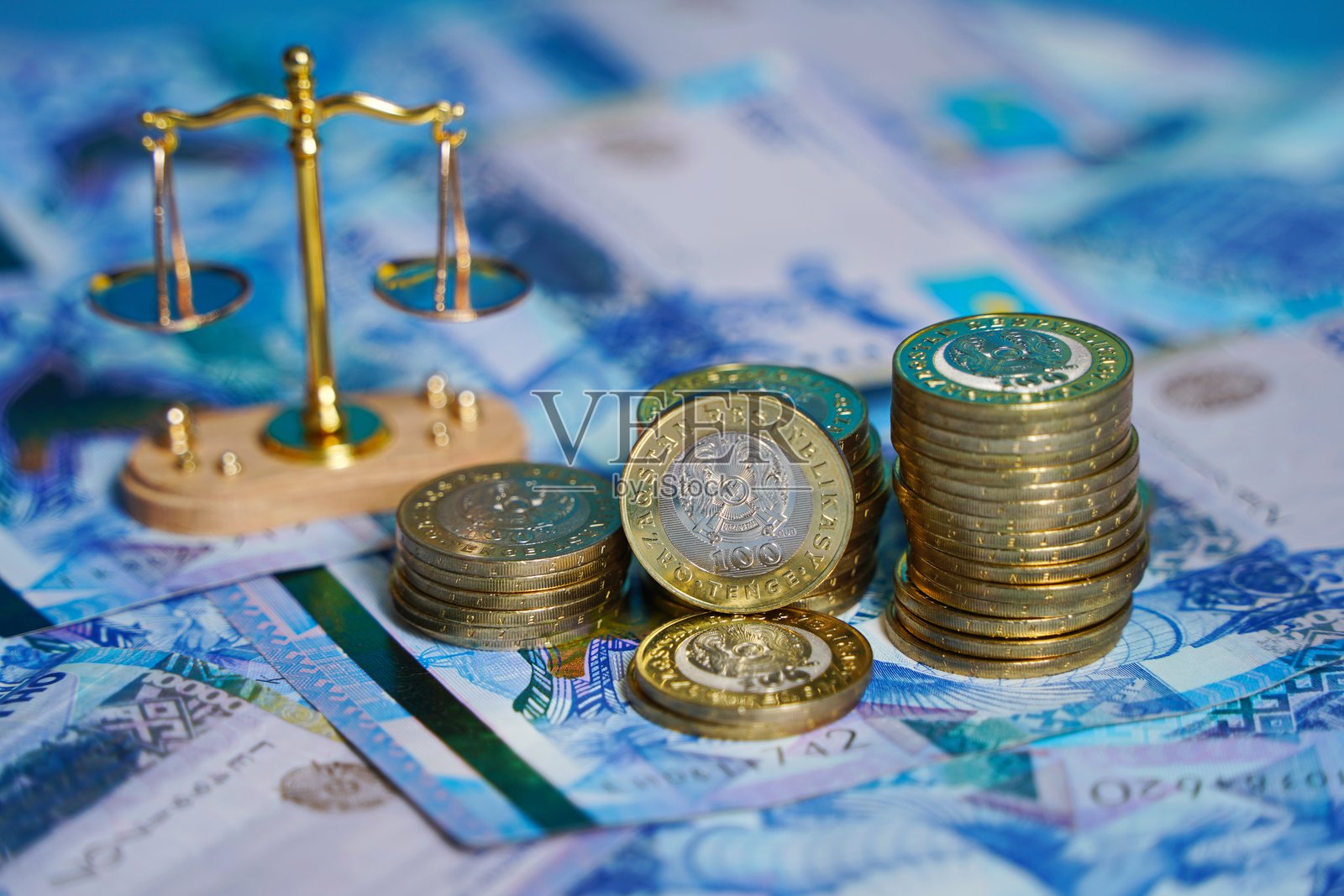 天格硬币和迷你秤在钞票背景上。照片摄影图片