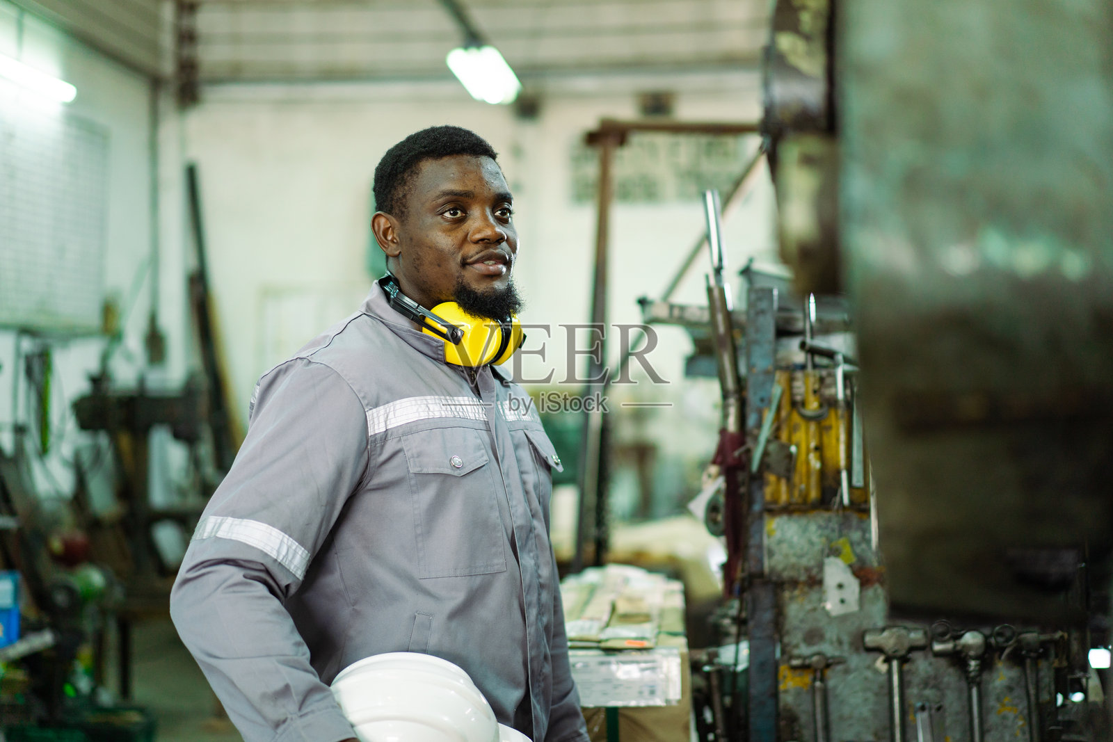 工厂中非洲裔男性工程师的肖像照片摄影图片