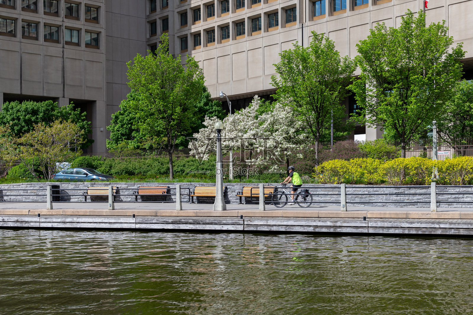 加拿大渥太华市中心的里多运河和自行车道。春天，人们骑自行车。照片摄影图片