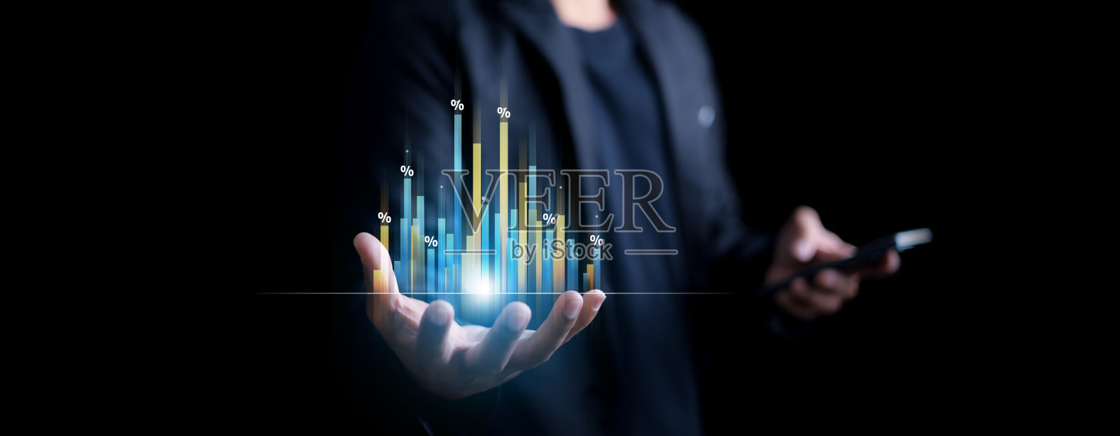 手握图表与百分比，税务概念，调整利率，提高利率以对抗通货膨胀，投资回报。照片摄影图片