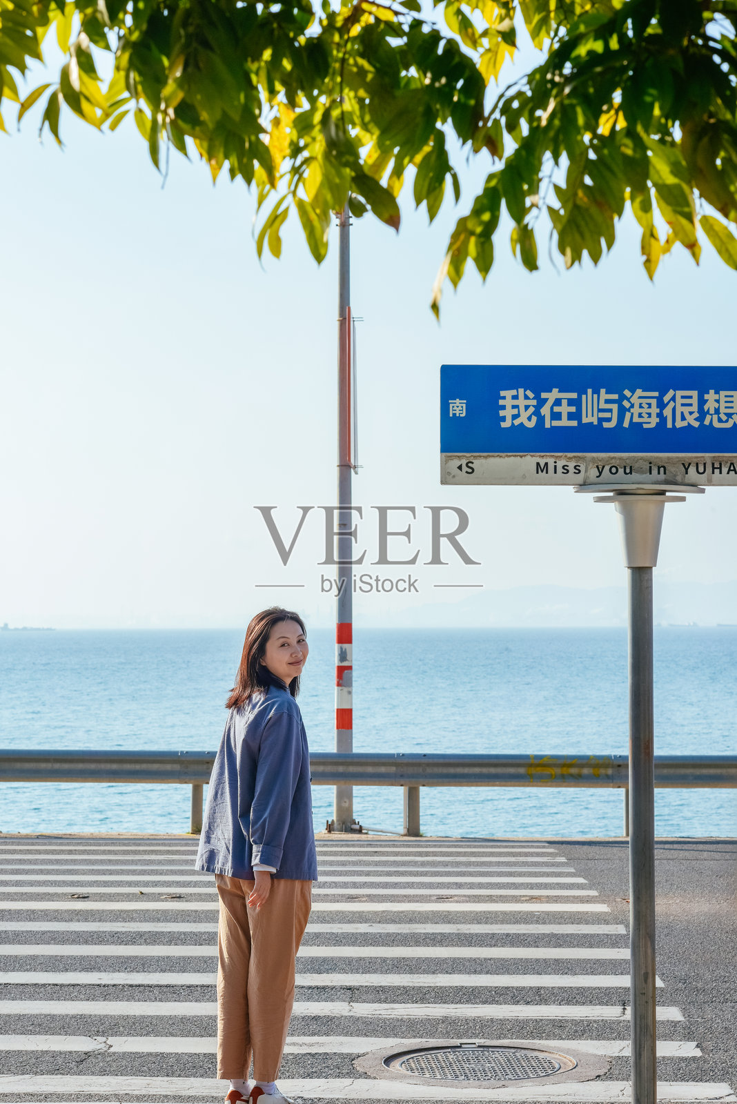 在中国广东省惠州市的巽寮湾海岸风景中的亚洲女性照片摄影图片