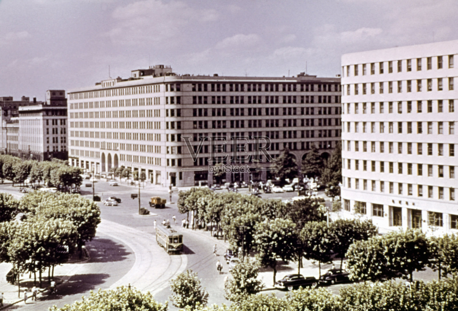 1956年东京站前的丸之内大厦和新丸之内大厦的复古照片照片摄影图片