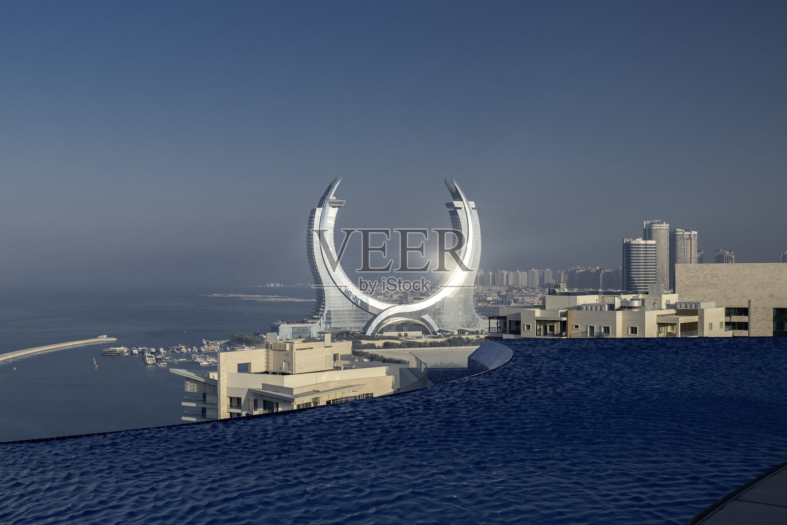 卢赛尔海滨公园的卡塔拉酒店景观。多哈费尔蒙特酒店新月塔。照片摄影图片