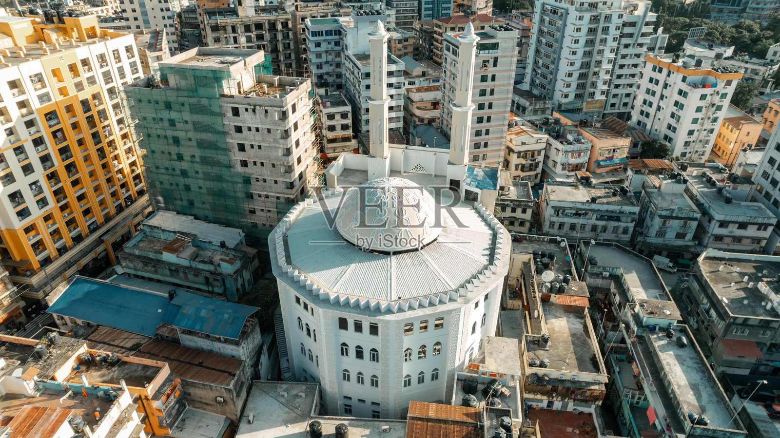 令人惊叹的无人机拍摄，捕捉到达累斯萨拉姆的一座穆斯林清真寺。照片摄影图片