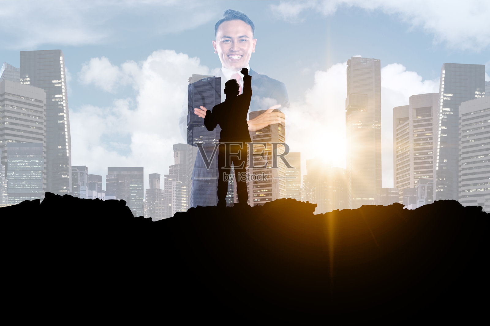 商务人士在现代城市背景下举手的剪影，双重曝光。团队合作、伙伴关系、并购的概念。照片摄影图片