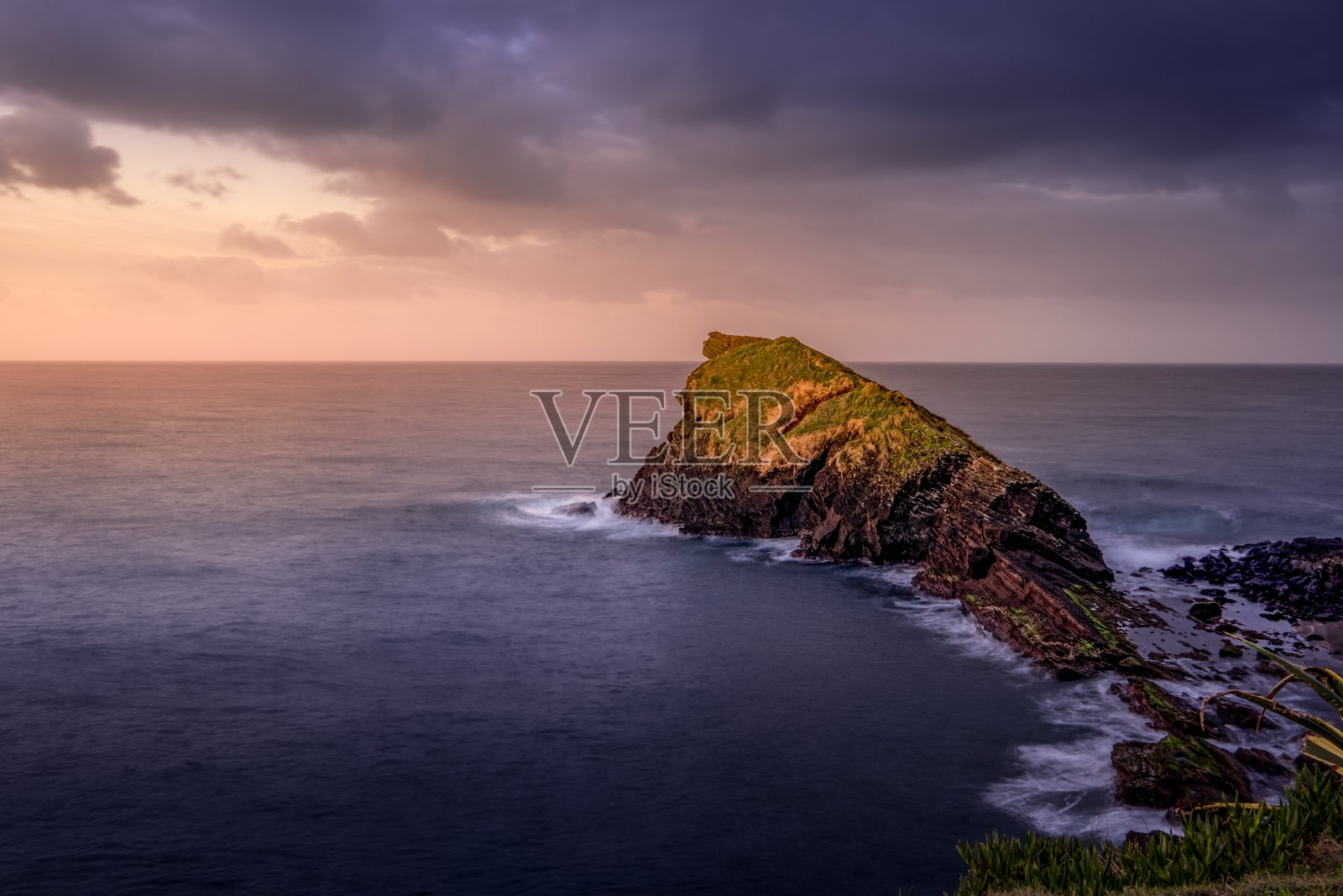 从Ilhéu de Rosto de Cão观景台俯瞰大西洋的全景。火山海岸和大西洋风光。狗形悬崖和小岛。照片摄影图片