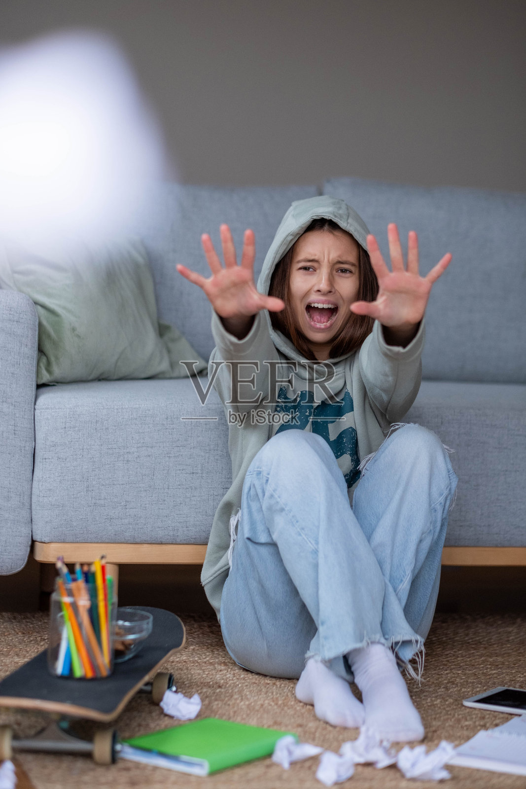 一个伤心的少女向镜头伸出双臂照片摄影图片