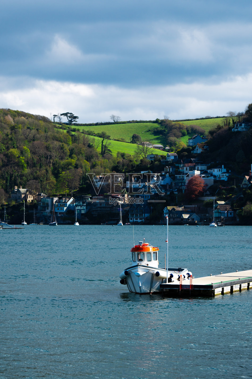 德文郡达特河上的达特茅斯港停靠的水上出租车照片摄影图片