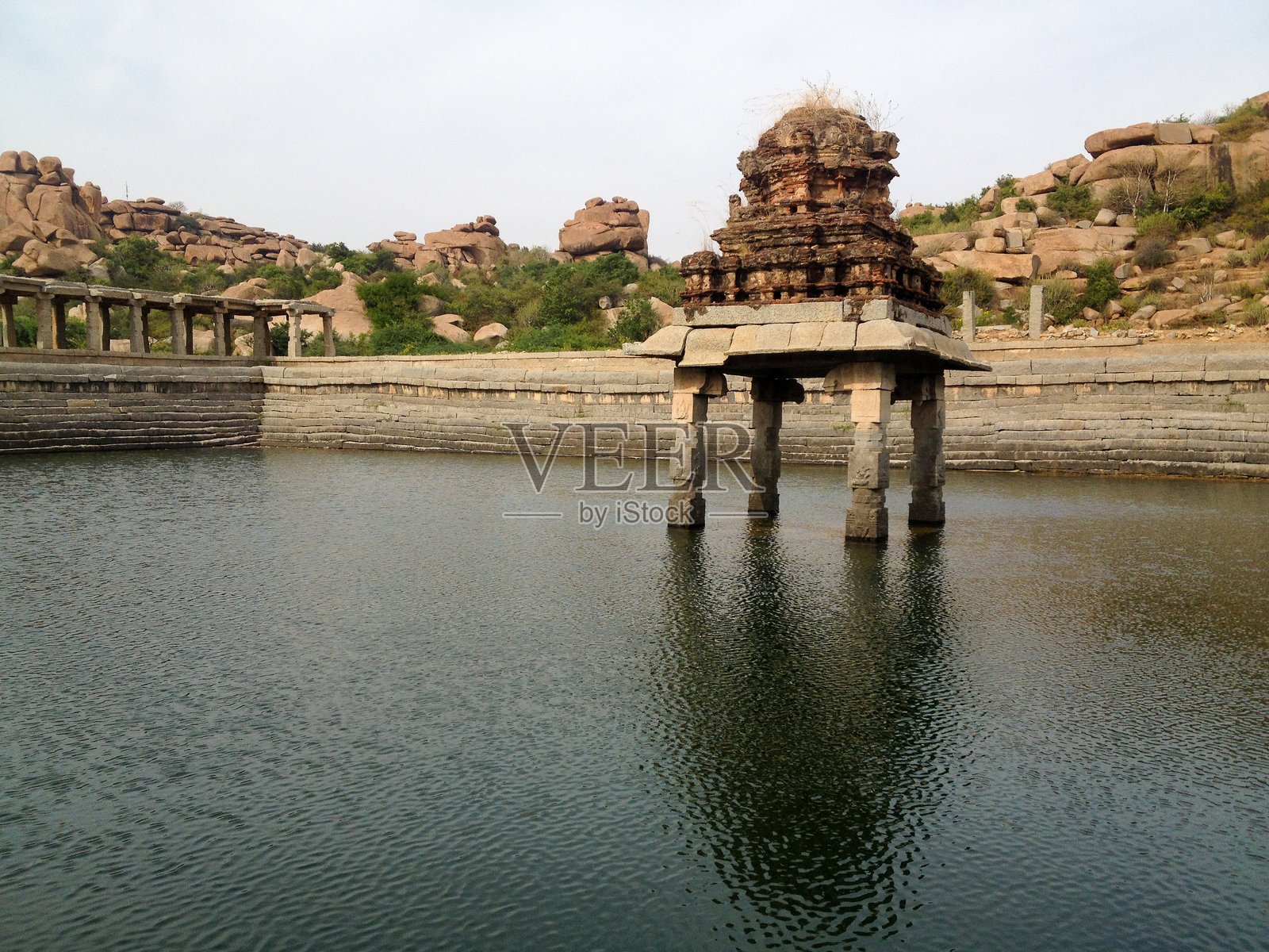 汉皮维塔拉寺附近的克里希纳·桑特贝迪池塘照片摄影图片