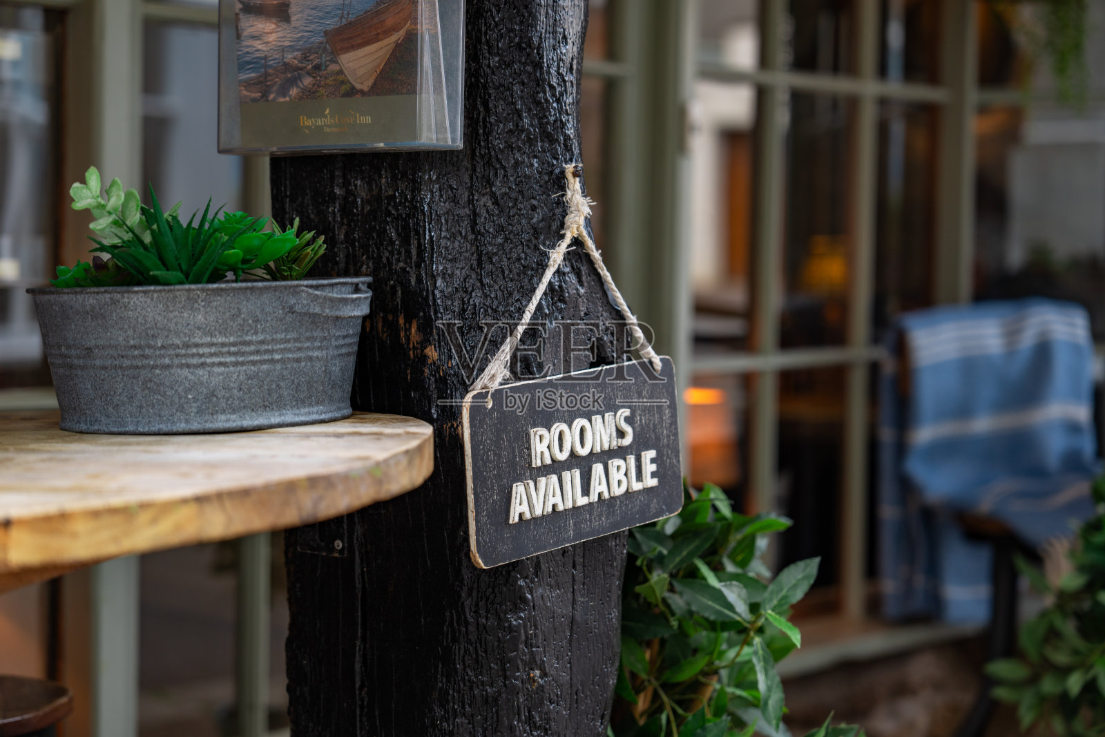 在英格兰德文郡达特茅斯的木柱上悬挂的房间可用标志照片摄影图片