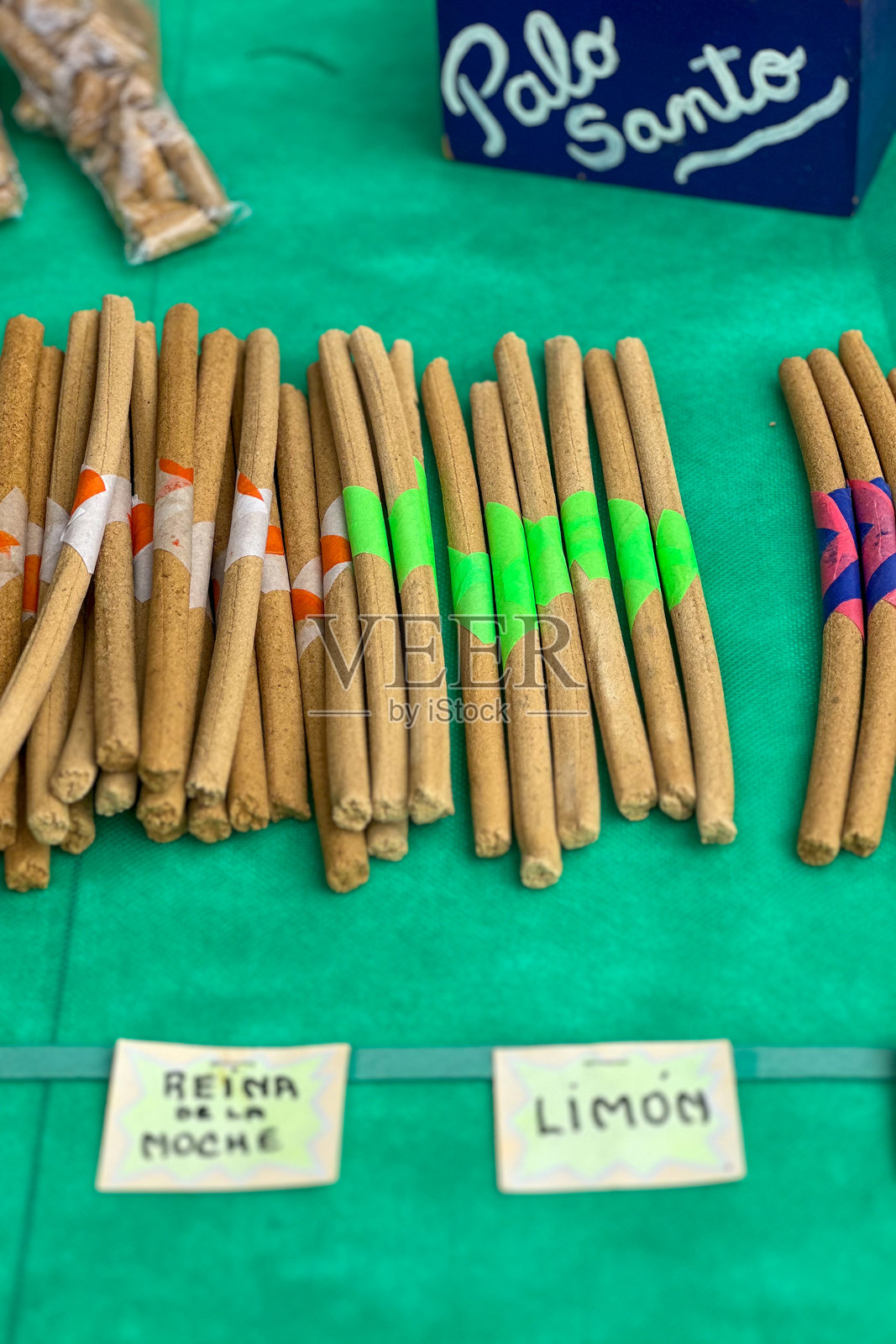 街市上的手工香棒照片摄影图片