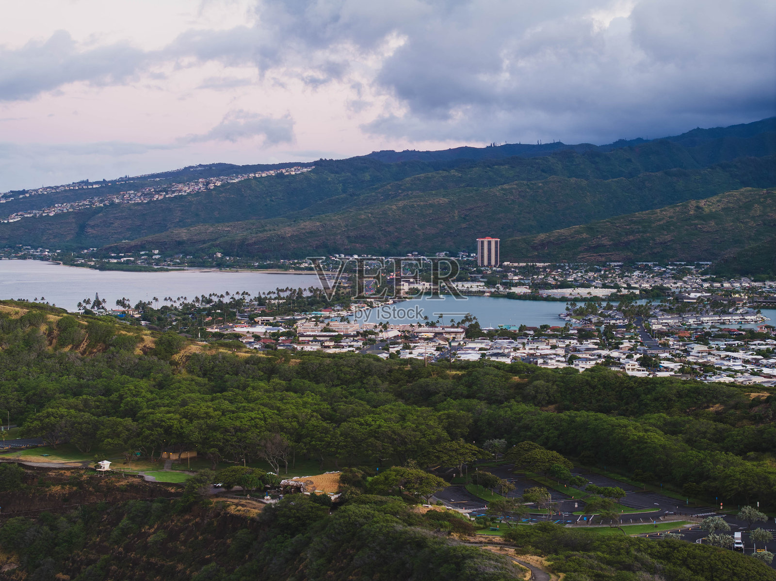 檀香山的黄昏 — 科科码头和威基基天际线的鸟瞰图照片摄影图片