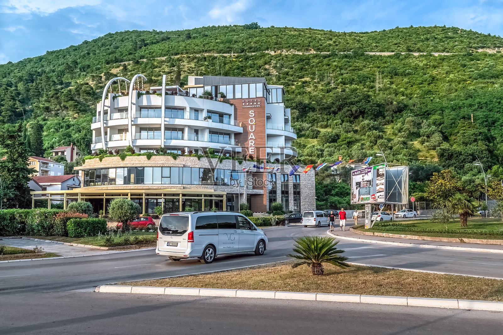 现代广场酒店的景观，位于布德瓦，四周环绕着绿树和山丘。照片摄影图片