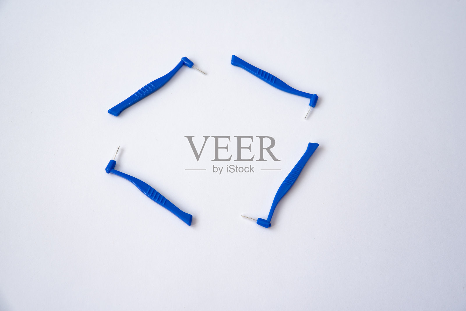 白色背景上的牙刷和牙间刷。牙科和正畸概念。照片摄影图片