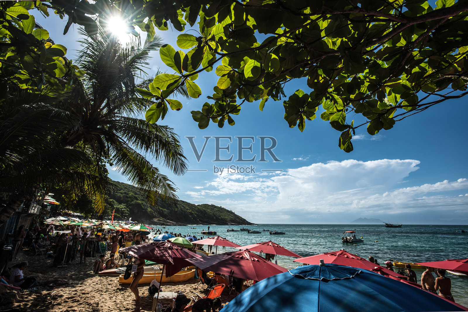 巴西布基奥斯的若昂·费尔南德斯海滩，拥挤的海岸和五彩斑斓的伞照片摄影图片