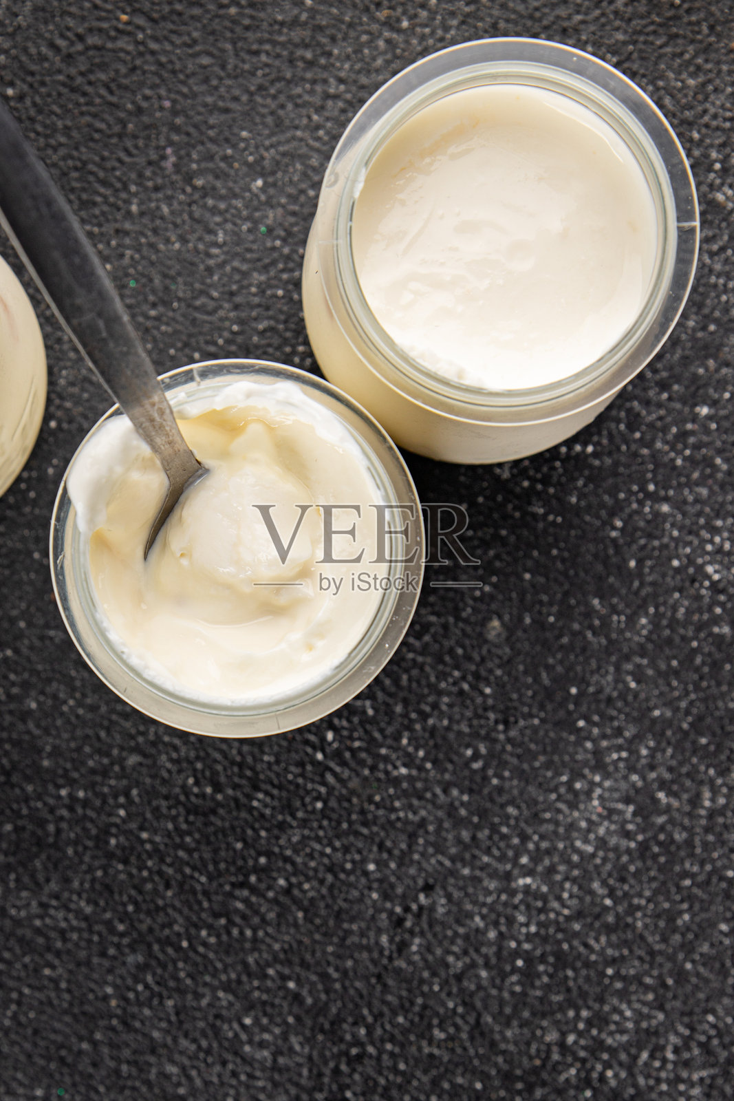 新鲜美味的斯基尔白酸奶开胃菜，桌上乡村风格的美食背景，俯视图，留白空间，适合生酮和古饮食的素食食品。照片摄影图片