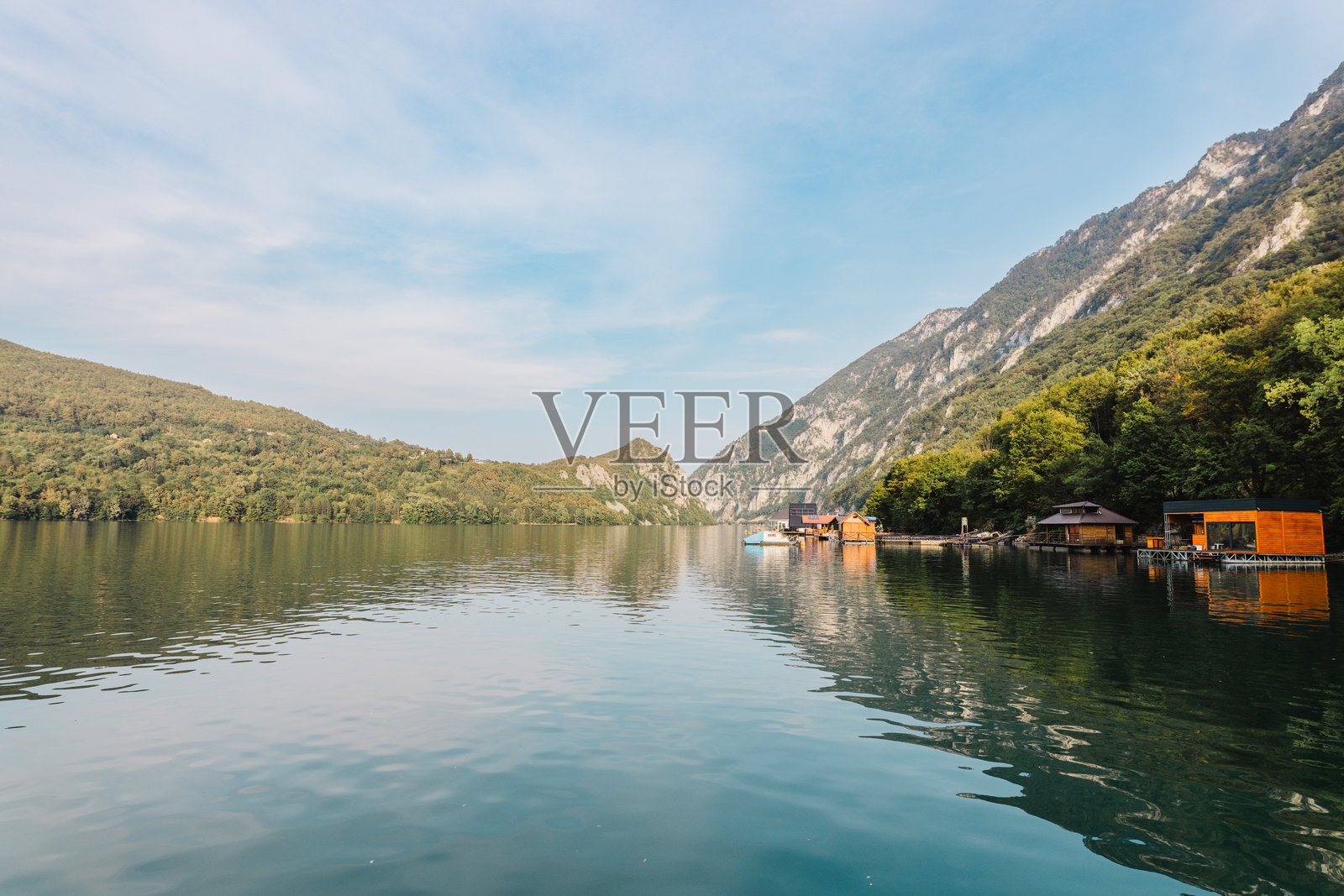 宁静的湖景，木屋与山脉风光照片摄影图片