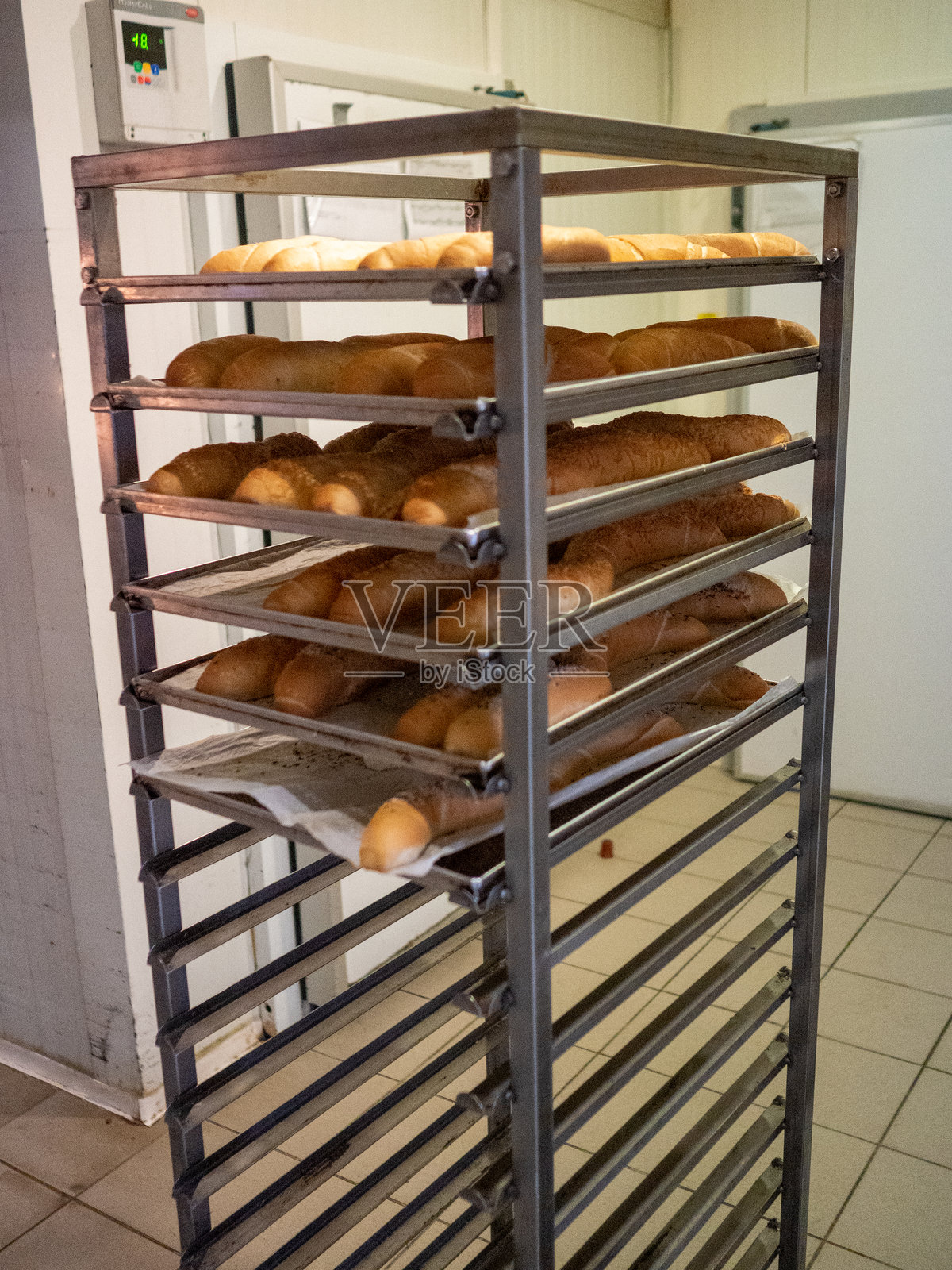 在面包店制作新鲜面包照片摄影图片