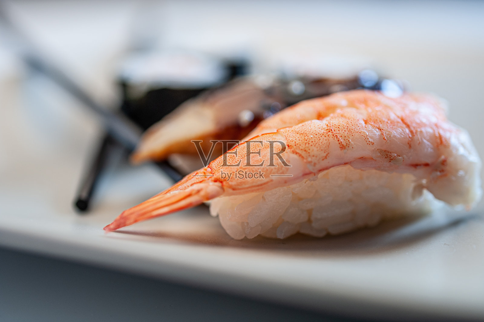 厨房桌子上的寿司细节照片摄影图片