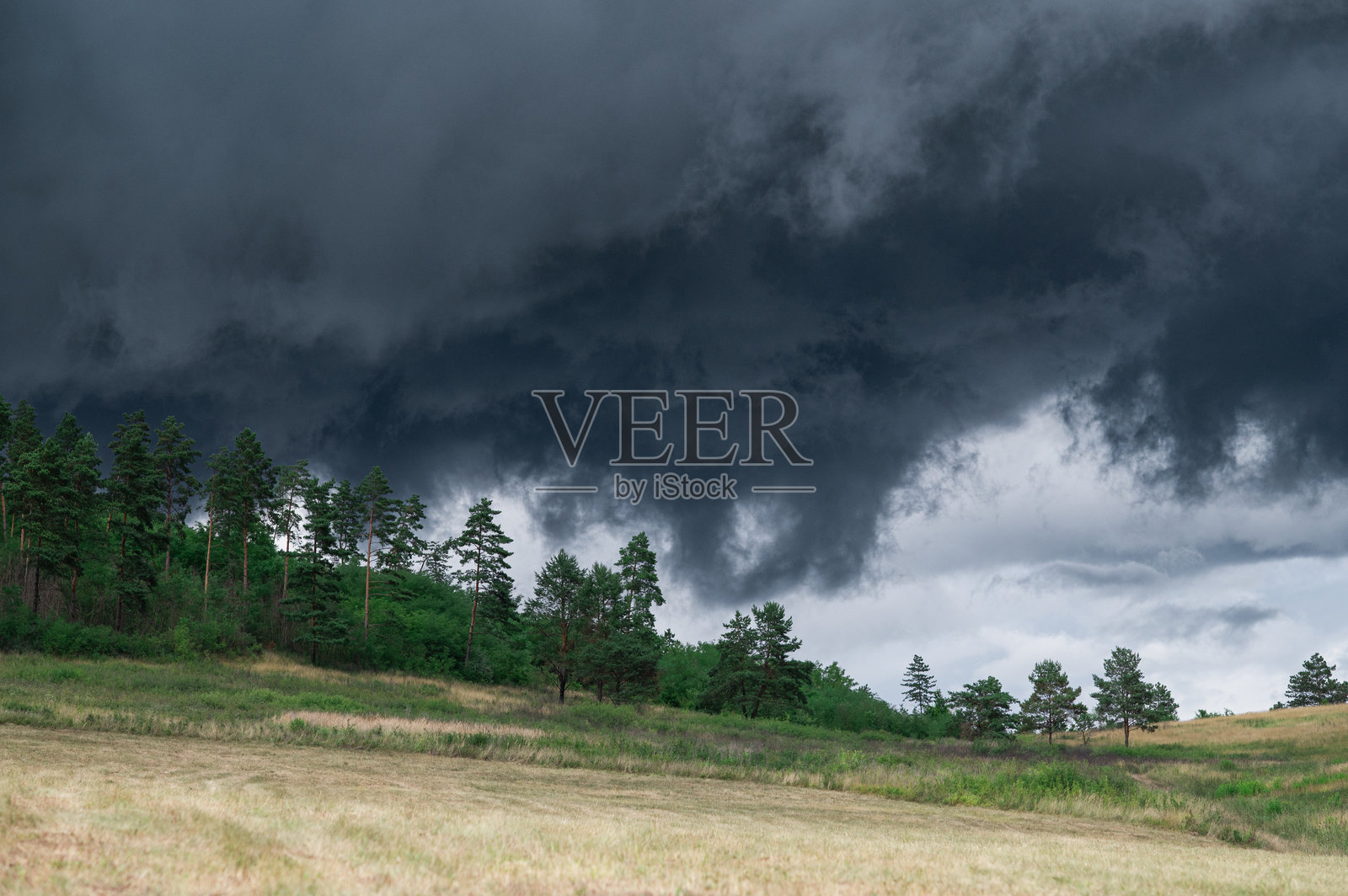 阴暗的暴风云笼罩着乡村风景照片摄影图片