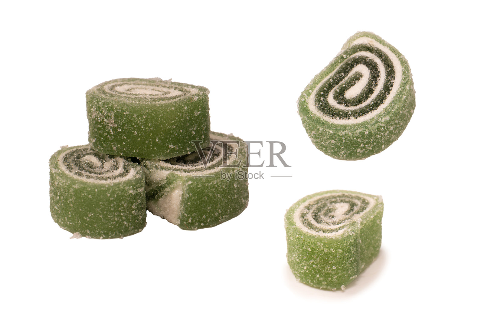 果冻甜糖卷，背景为白色。果酱糖。照片摄影图片