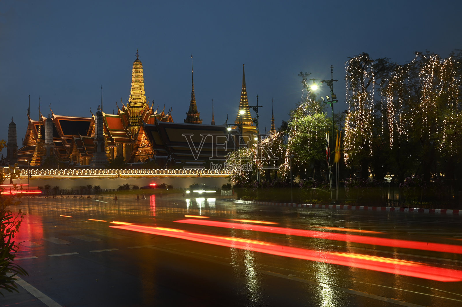 日落时分，雨天的玉佛寺灯光装饰。这是一个受到尊重的地方，吸引着来自世界各地的佛教徒和游客。照片摄影图片