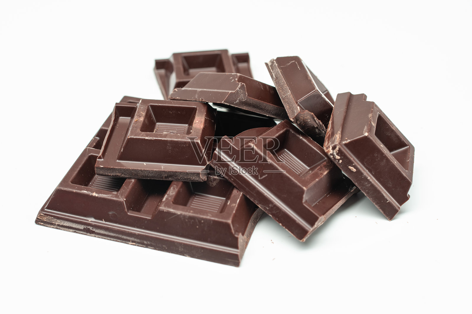 白色背景上的巧克力棒，黑可可照片摄影图片