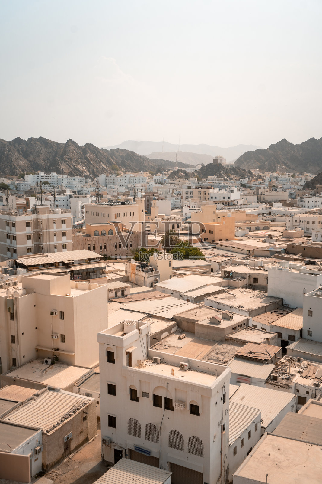 传统城市与山脉的鸟瞰图照片摄影图片