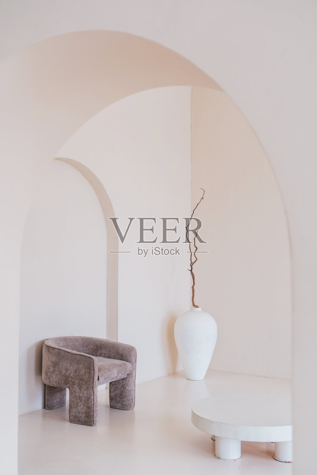 拱形墙壁和花瓶的极简主义客厅照片摄影图片