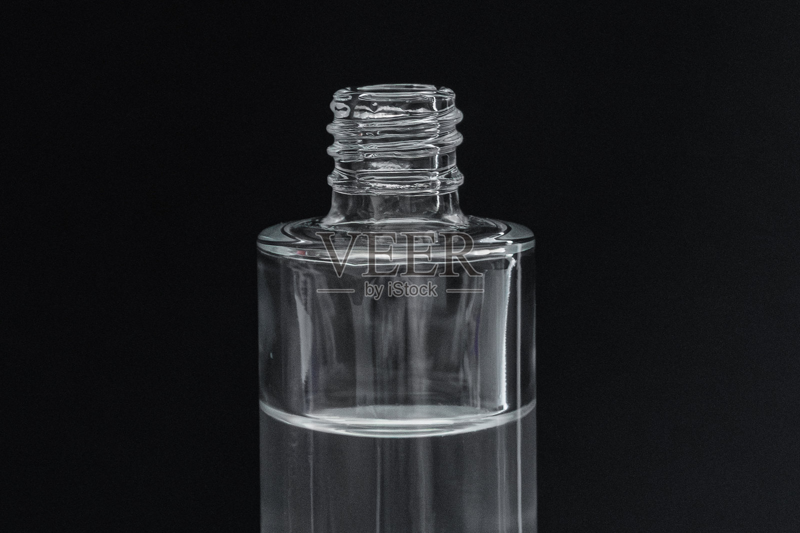 透明玻璃滴管瓶，白色盖子，背景为黑色。保湿护肤。化妆品行业照片摄影图片