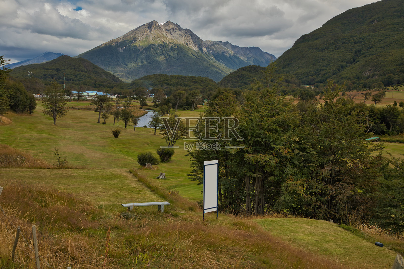 阿根廷火地岛乌斯怀亚附近的火地岛国家公园，风景如画的山脉、海洋、森林和沼泽地。南美洲。照片摄影图片