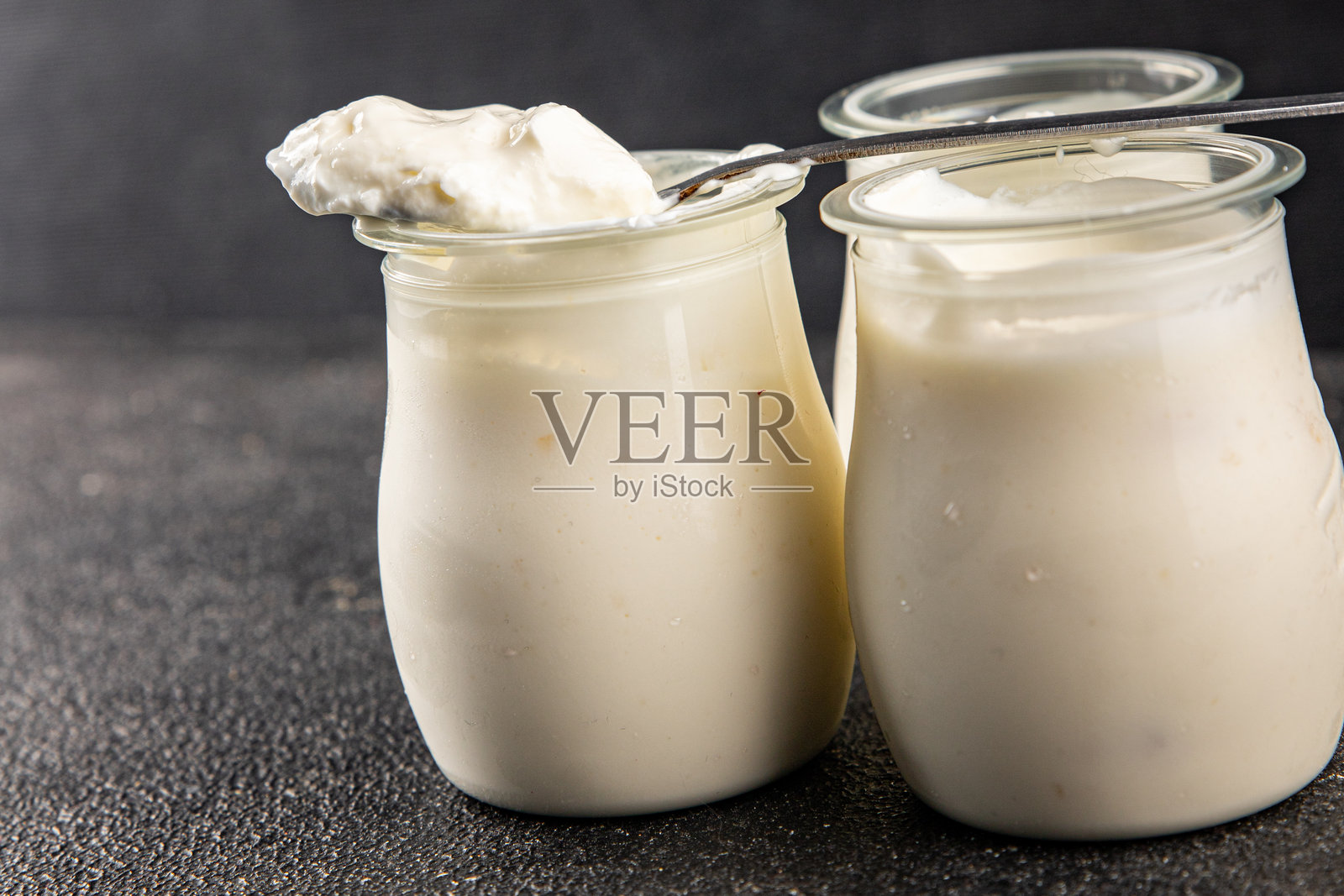 新鲜美味的斯基尔白酸奶开胃菜，桌上乡村风格的美食背景，俯视图，留白空间，适合生酮和古饮食的素食食品。照片摄影图片