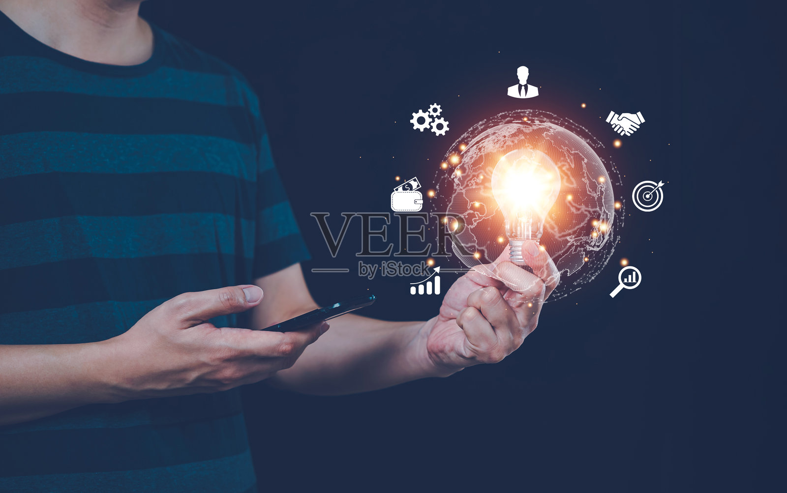 男子手持灯泡，使用智能手机连接虚拟全球互联网照片摄影图片