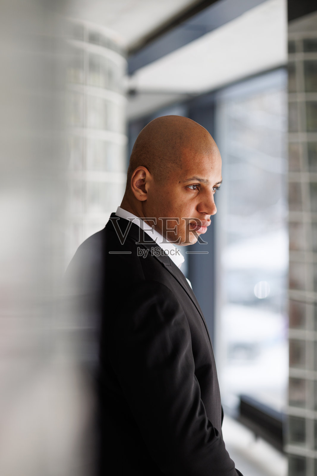 酒店大堂内站着的商人肖像照片摄影图片