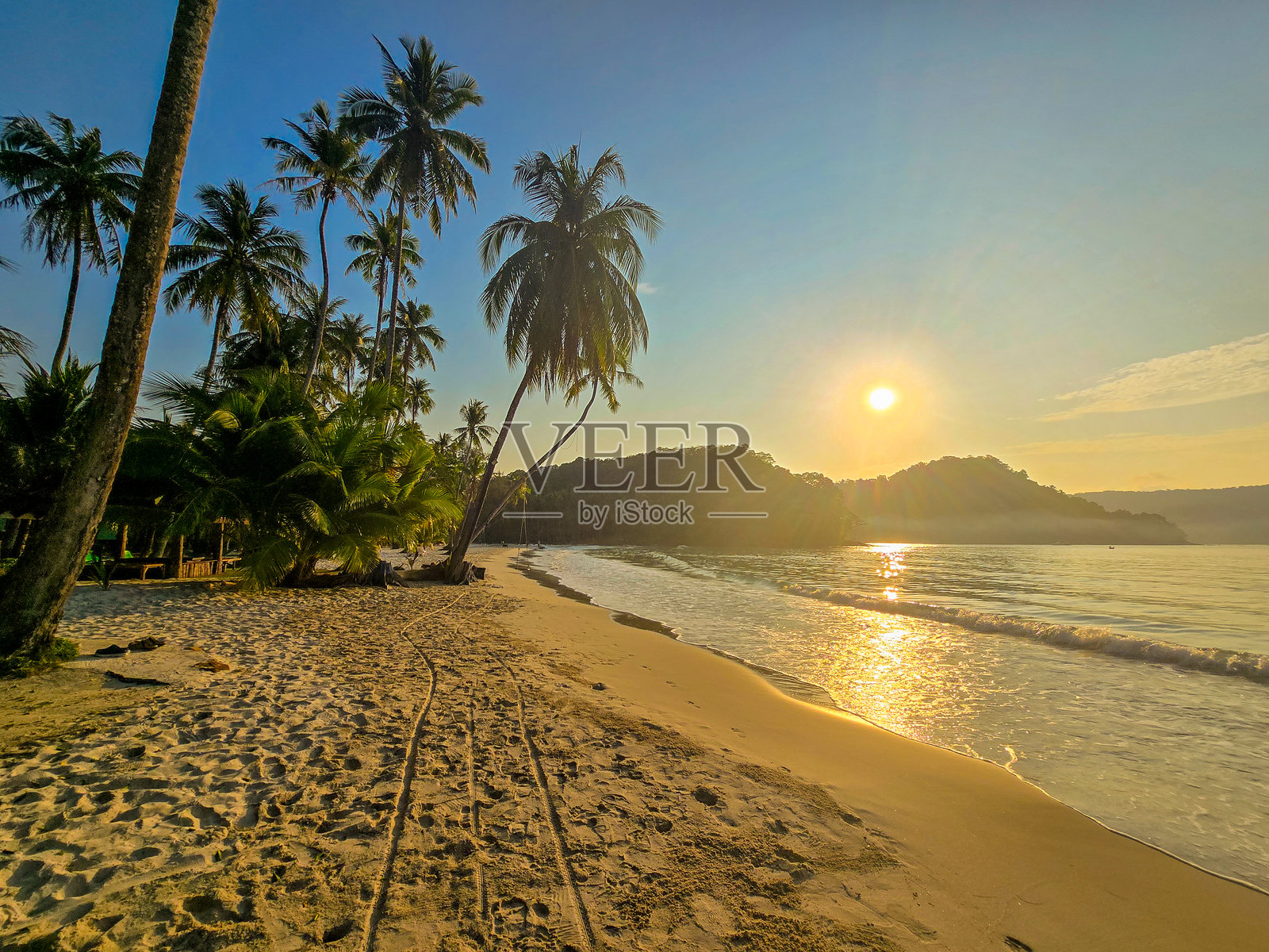 泰国高岛上洁净海滩与棕榈树下的壮丽日出照片摄影图片
