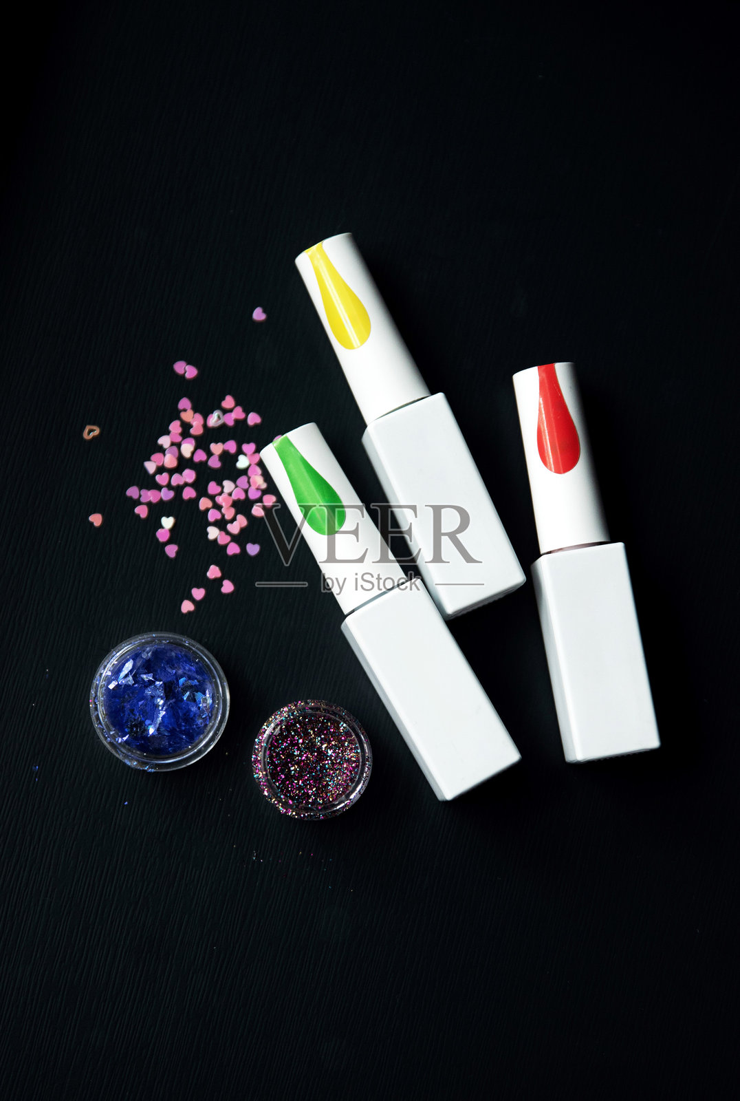 桌子上的闪光指甲油瓶照片摄影图片