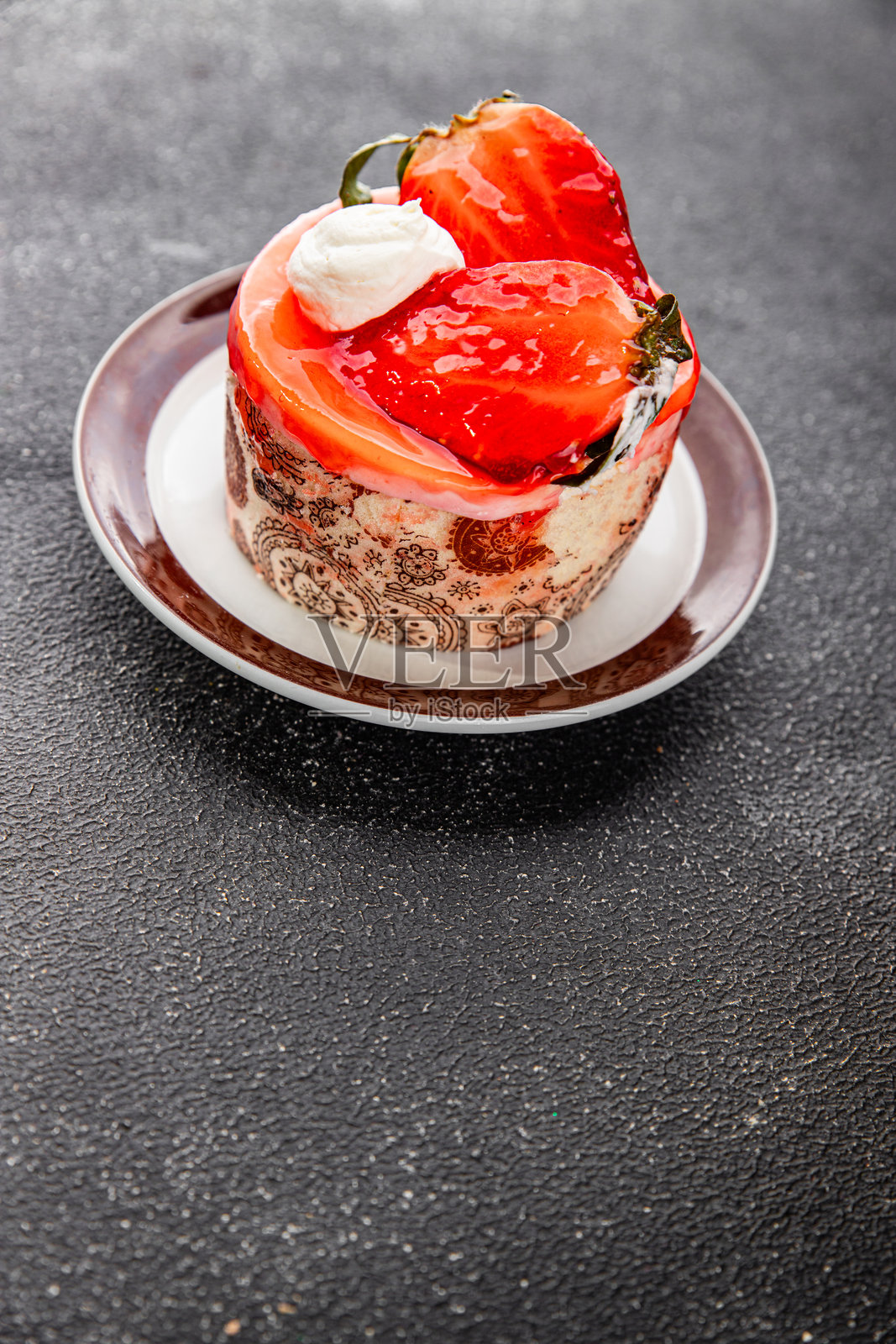 草莓奶油慕斯蛋糕，天然成分，美味新鲜，精致美食，背景桌面，乡村风格，俯视图，留白空间照片摄影图片