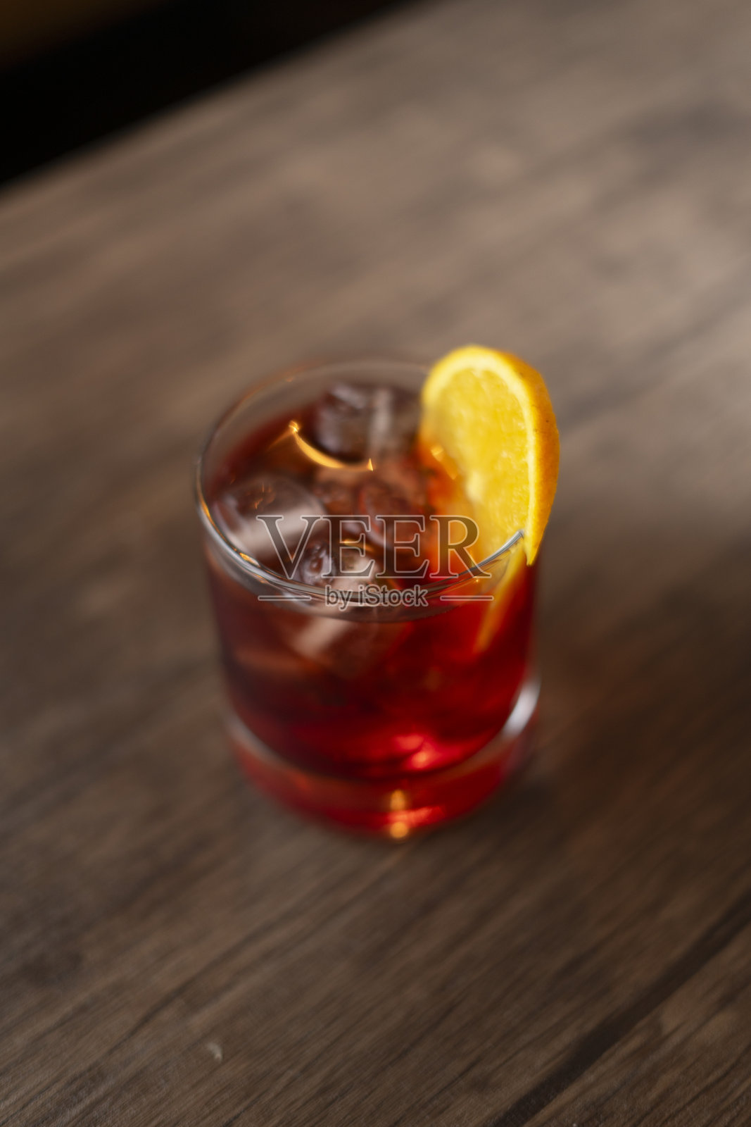 酒吧桌上的尼格罗尼鸡尾酒杯照片摄影图片