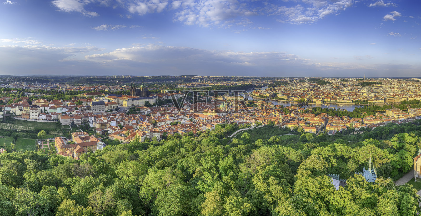 从佩特任山俯瞰布拉格及伏尔塔瓦河的全景照片摄影图片