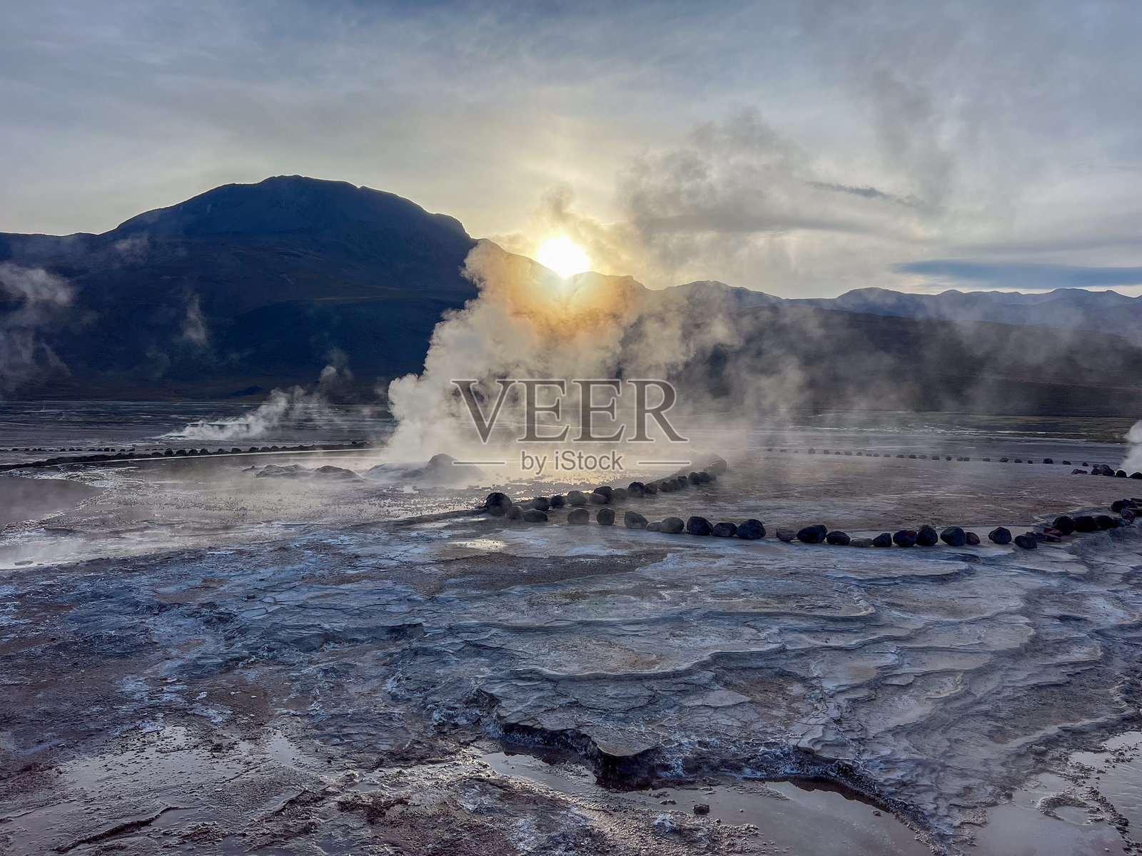 日落时分崎岖地貌中的地热蒸汽喷口照片摄影图片