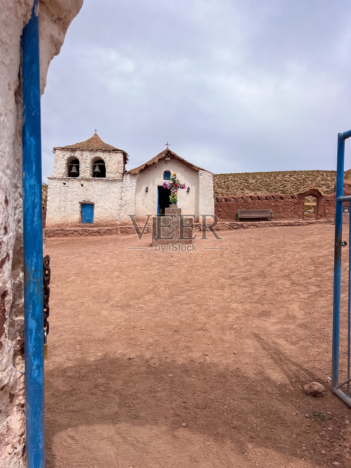 偏远沙漠景观中的历史教堂照片摄影图片