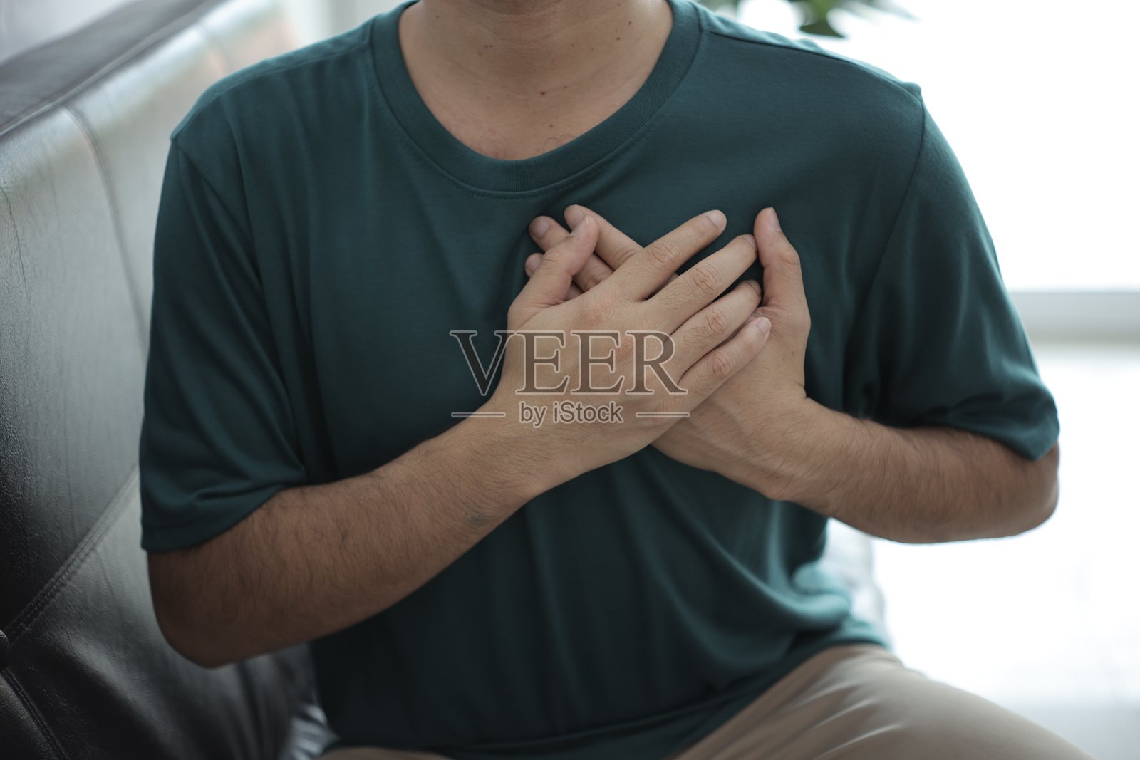 手部按摩胸部，胸痛，心痛，心脏病照片摄影图片