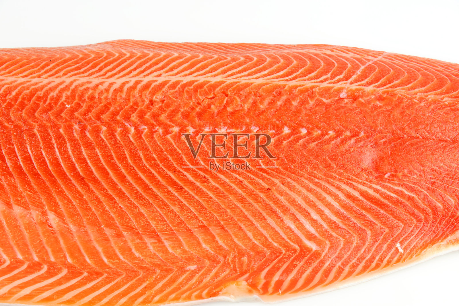 新鲜的三文鱼片孤立在白色背景上照片摄影图片