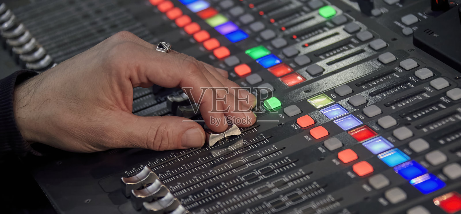 录音室音乐制作的音频混音器声音控制面板照片摄影图片