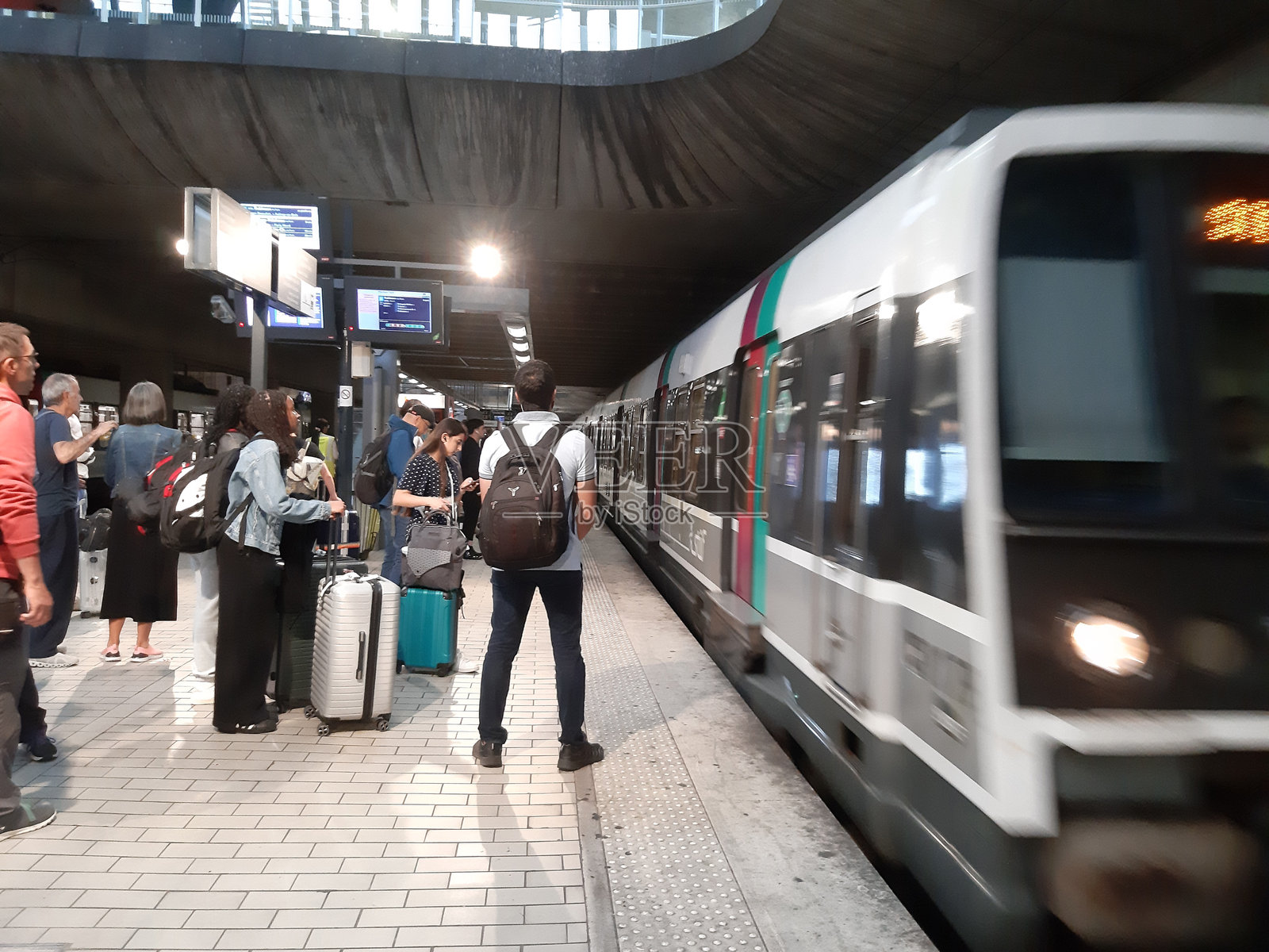 巴黎戴高乐机场火车站，地铁，火车，人们照片摄影图片