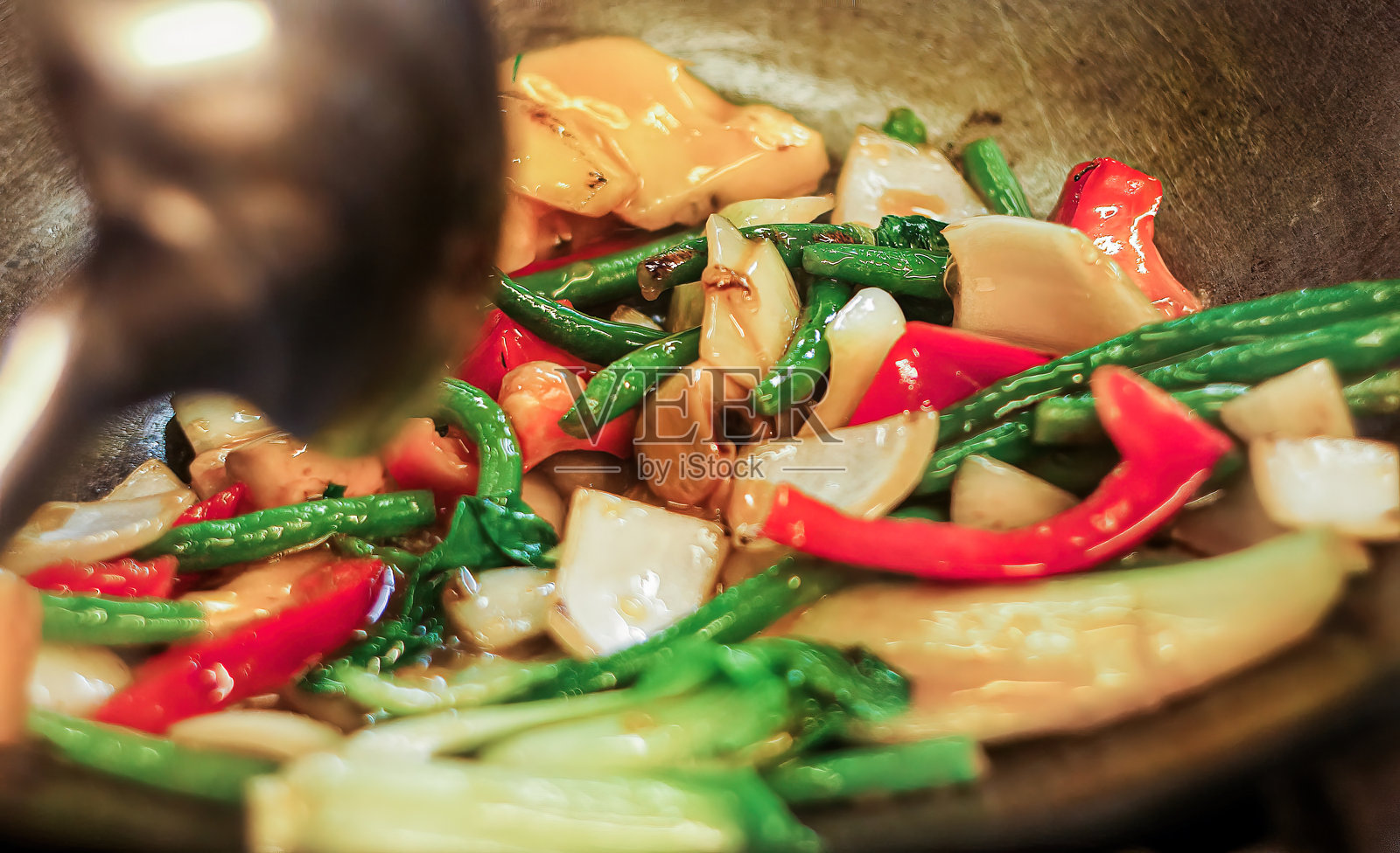 餐厅中用中国炒锅烹饪的新鲜蔬菜照片摄影图片